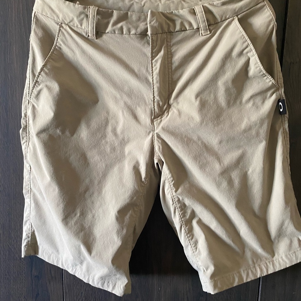 Oakley Men's Tan Shorts size 28